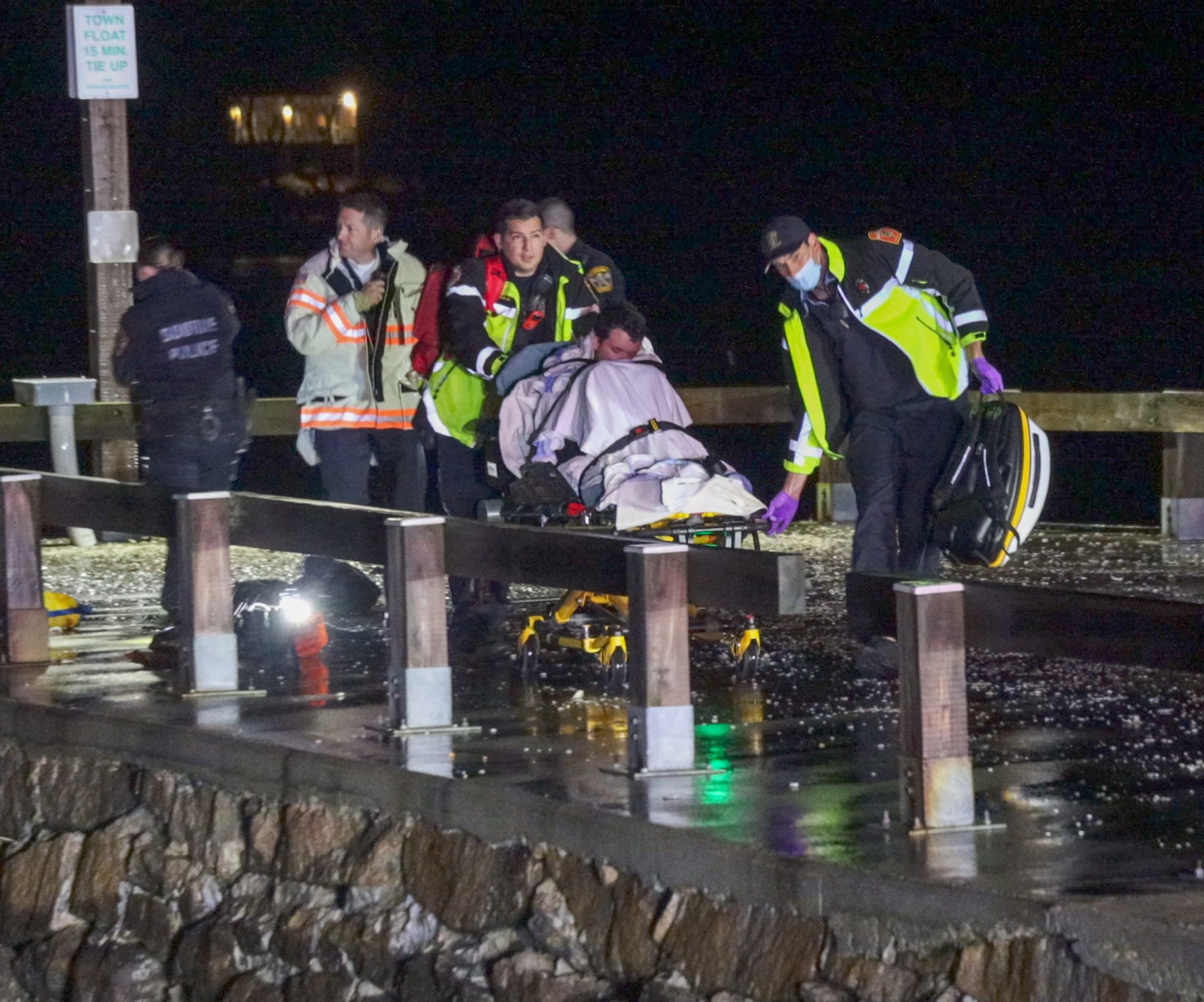 Video Divers called after car goes into water in Bourne