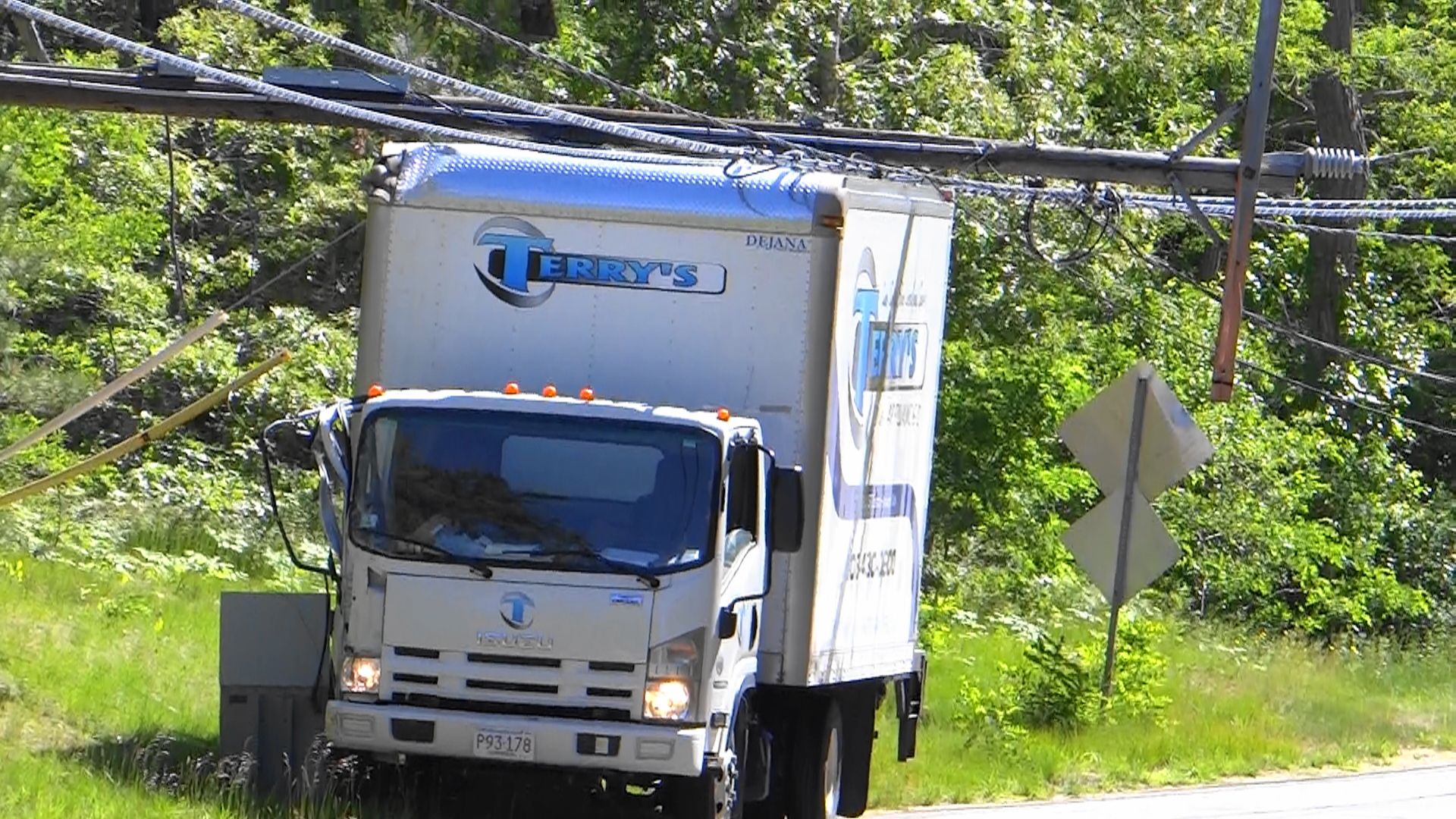 Video Crash sends box truck into pole in Harwich