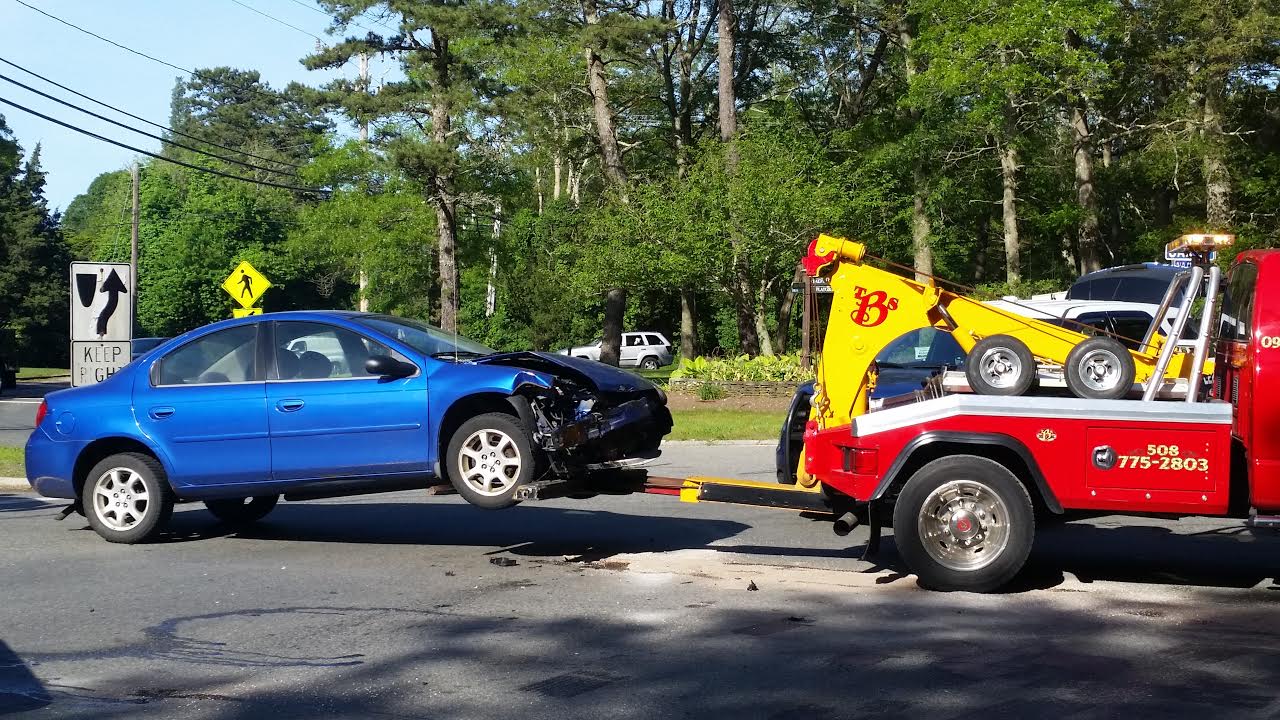 2 slightly injured in 3car crash in Centerville