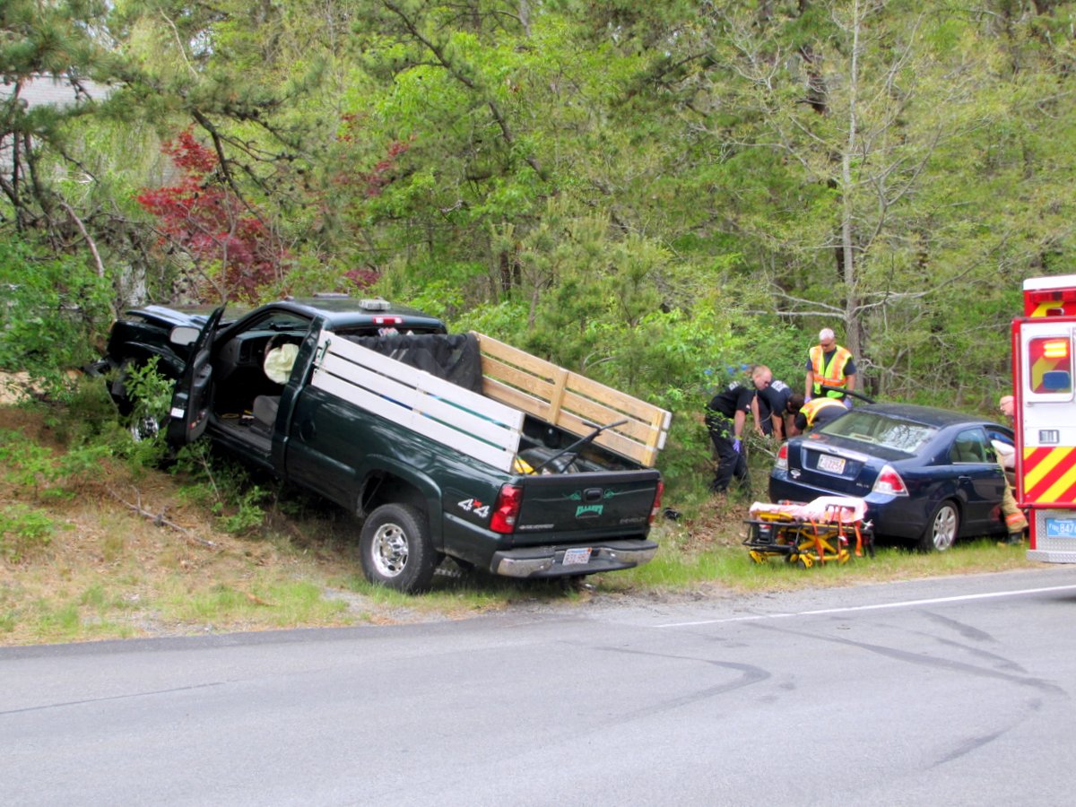 Three injured in Yarmouth crash