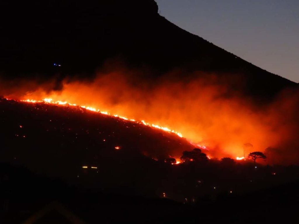 Table Mountain Fire Fire rages on foothills of Cape Town's Table