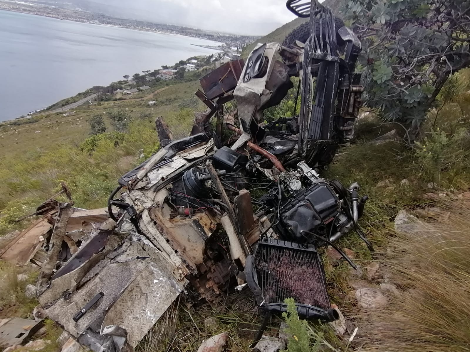 Car veers off cliff near Steenbras Dam, man critically injured