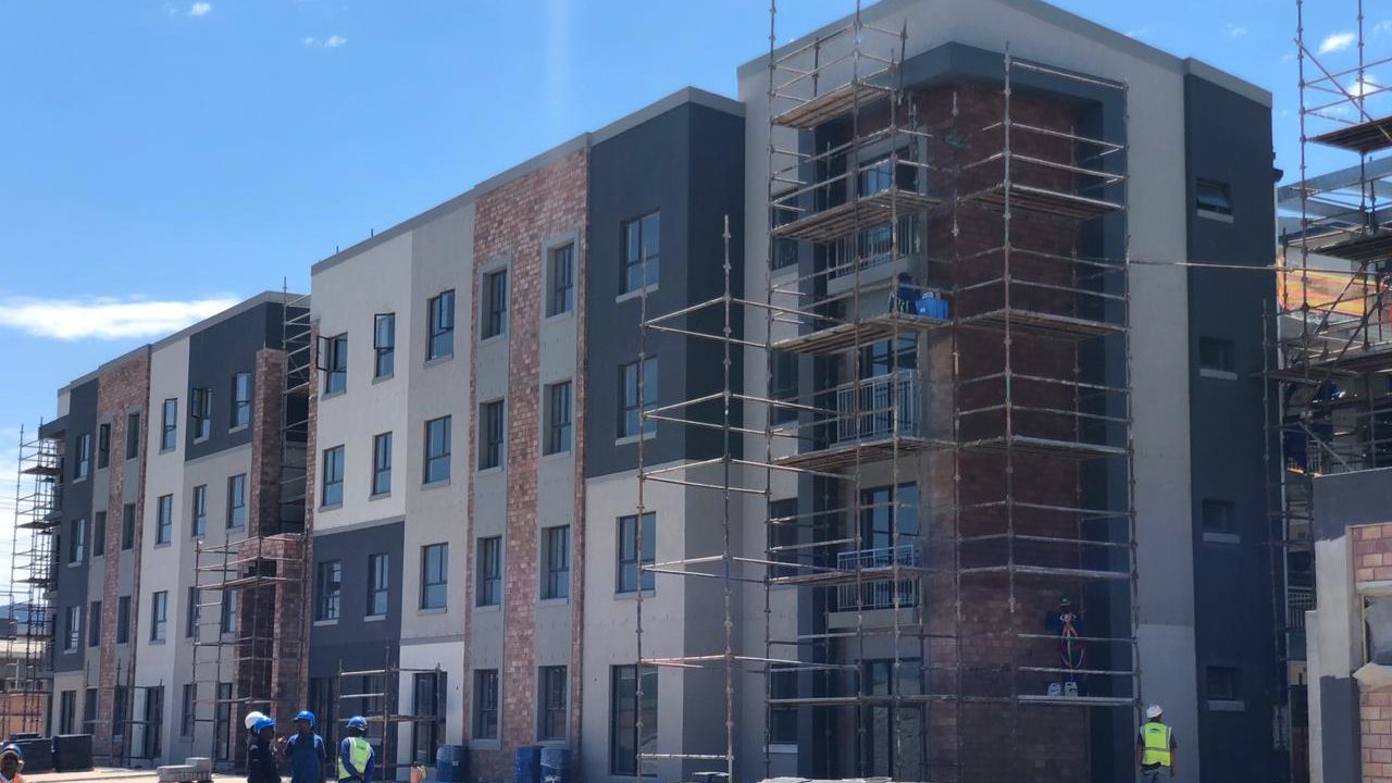 Tussles around abandoned fourstorey property in Elsies worth R45m