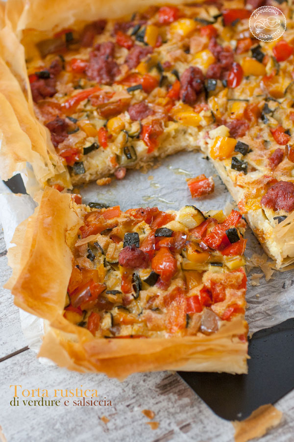 Torta rustica di pasta phyllo con verdure e salsiccia