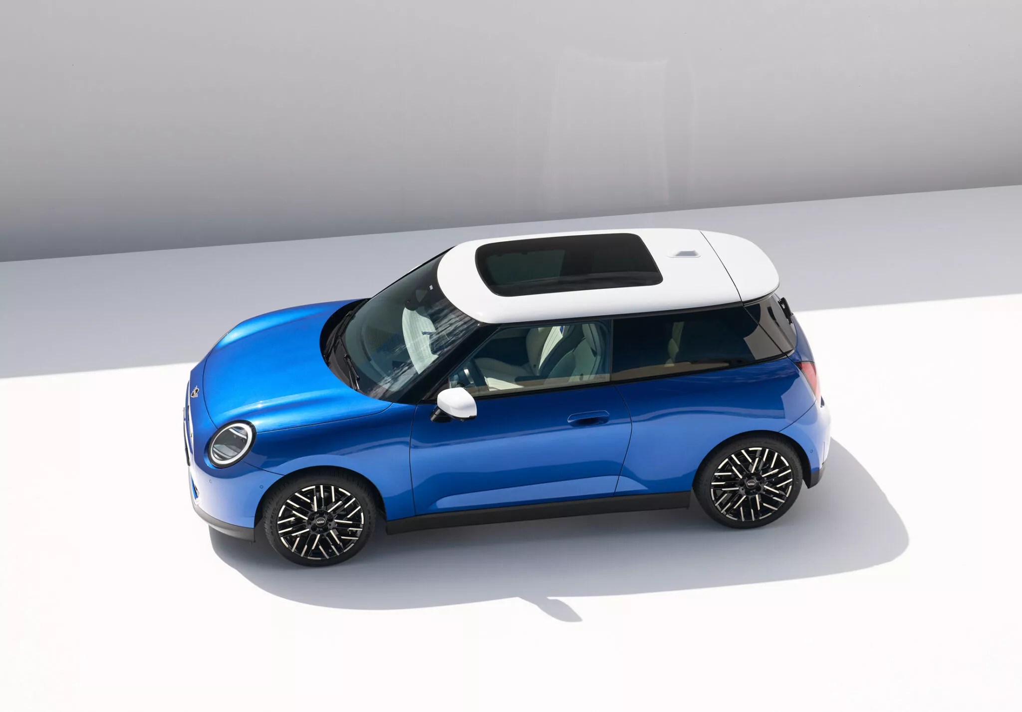 เปิดตัว Mini Cooper EV 2024 แฮทช์แบ็กไฟฟ้า 3 ประตู 402 กม./ชาร์จ WLTP