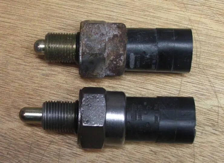 Jeep Grand Cherokee Brake Lights not Working When Headlights are On