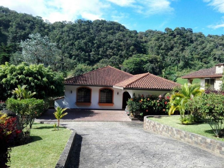 Super house for rent for rent in Valle Escondido, Boquet, Panama