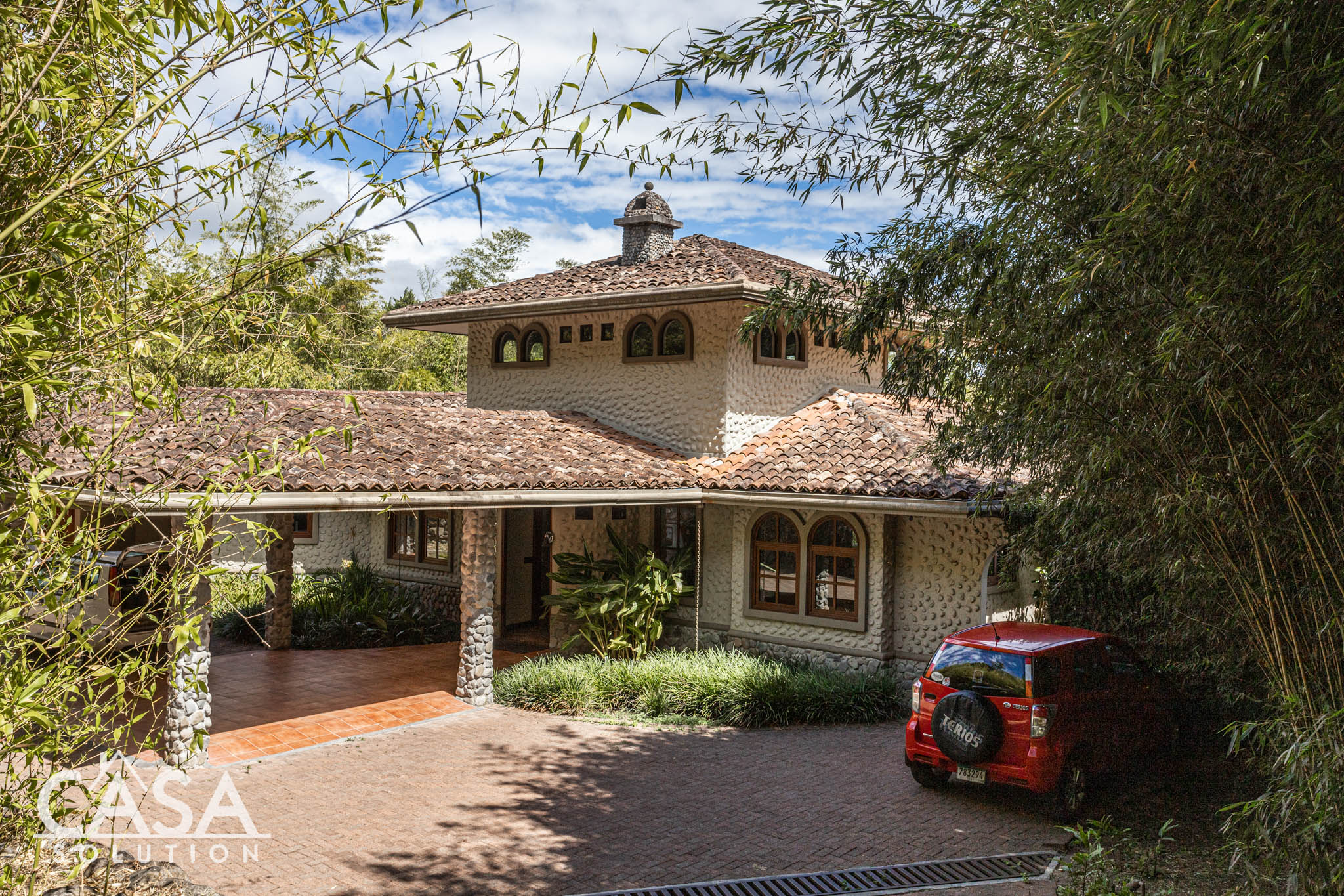 Sold by Casa Solution! Magnificent House with Beautiful Garden on 1.09