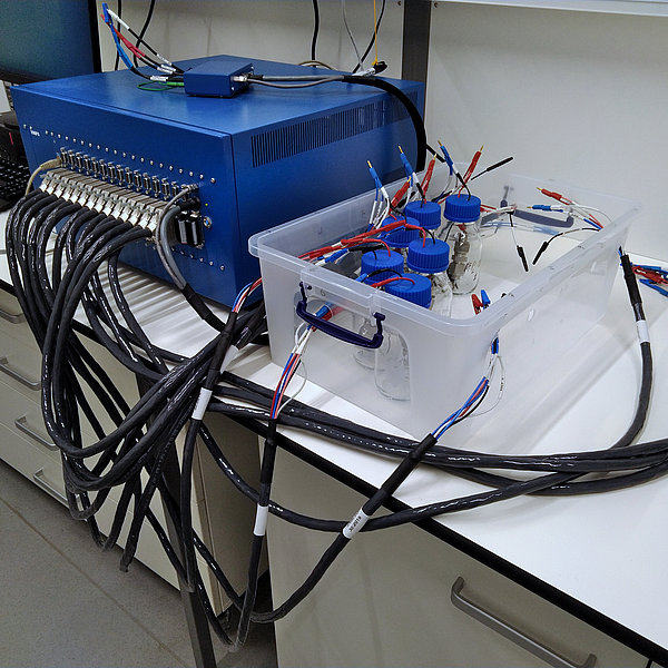 Battery test station