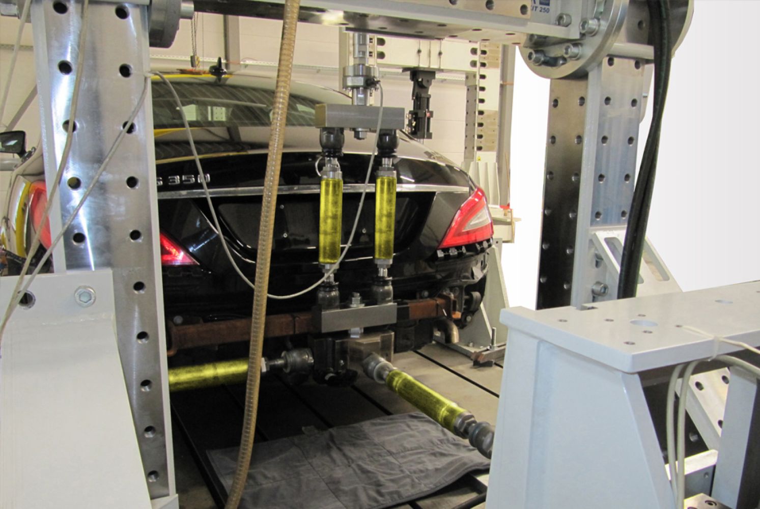 Tow Hitch Test Rigs CFM Schiller GmbH