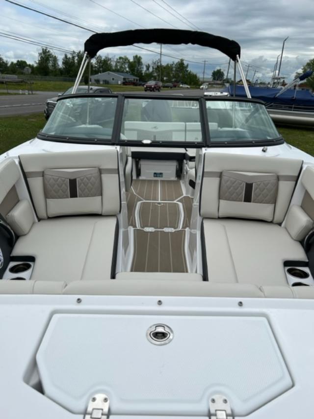 2023 Monterey M225 w/225hp Mercury Outboard
