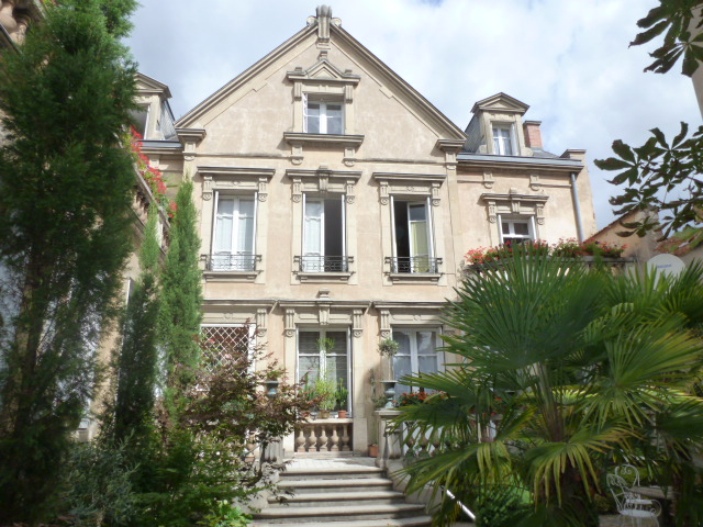 Hôtel particulier à Cusset avec jardin et garage. Pierre Changarnier