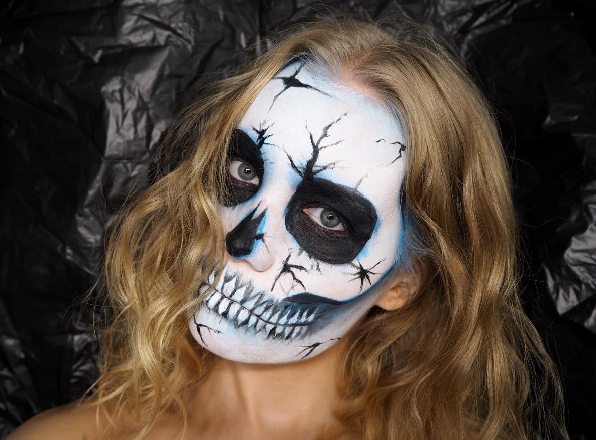 CRACKED BLUE SKULL Easy Halloween makeup tutorial