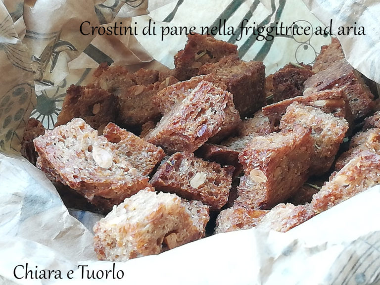 Crostini di pane nella friggitrice ad aria