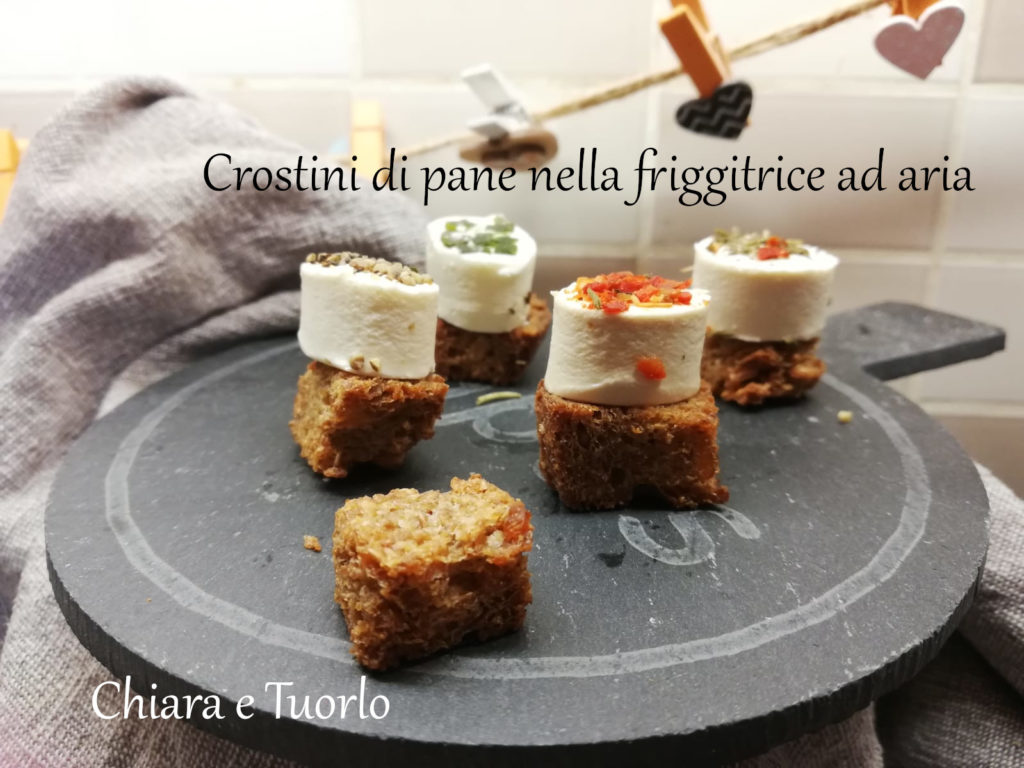 Crostini di pane nella friggitrice ad aria