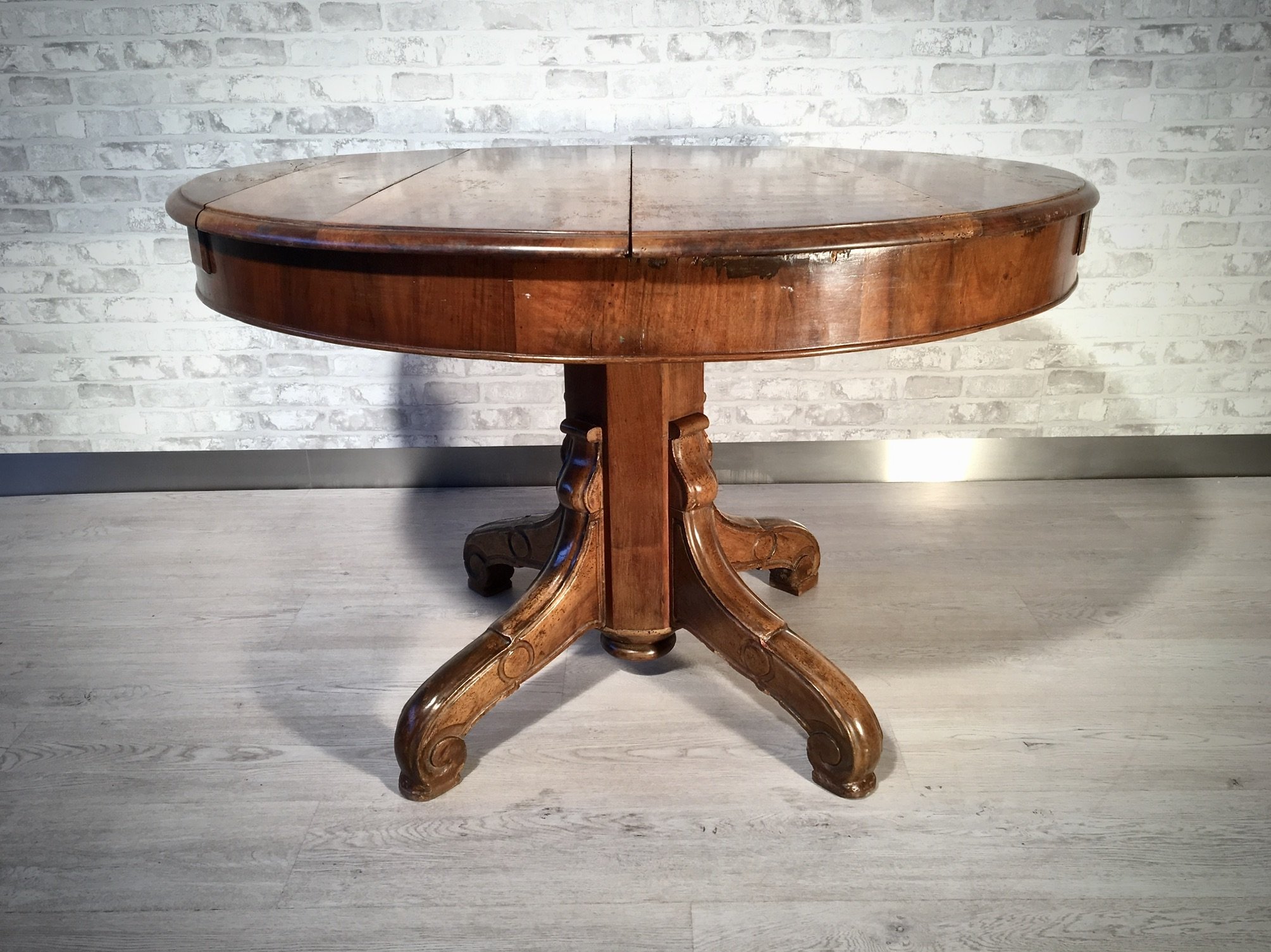 Tavolo rotondo allungabile originale in noce Antiquariato e Mobili in