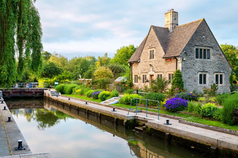 Relocating guide to Thame Oxfordshire Chiltern Relocation property search