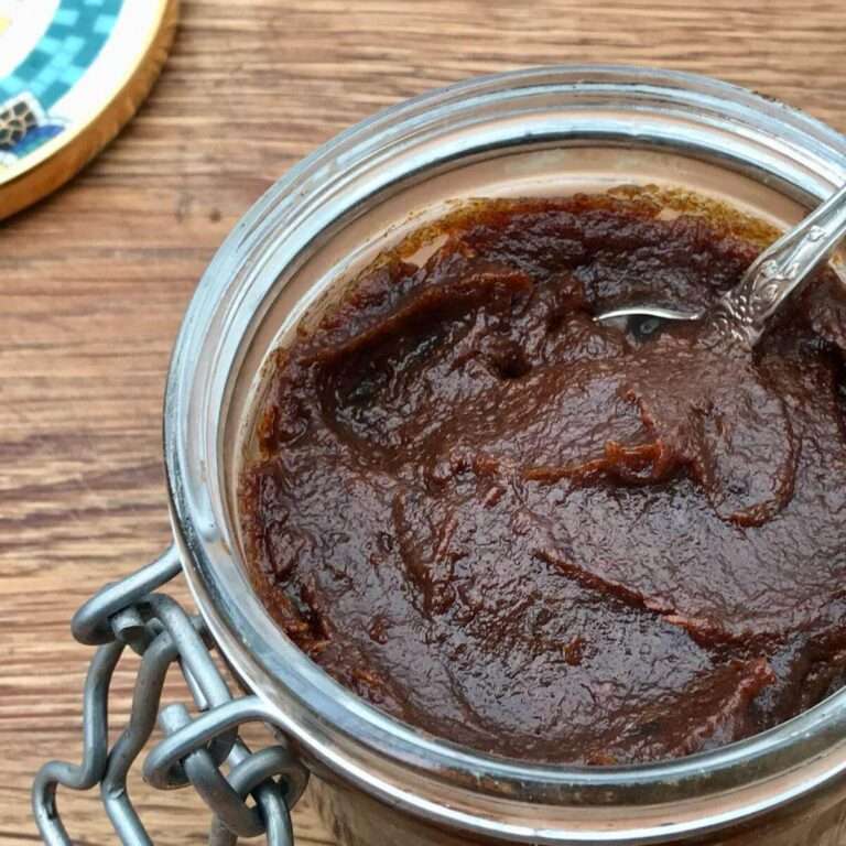 How to Make Date Paste Cinnamon and Kale