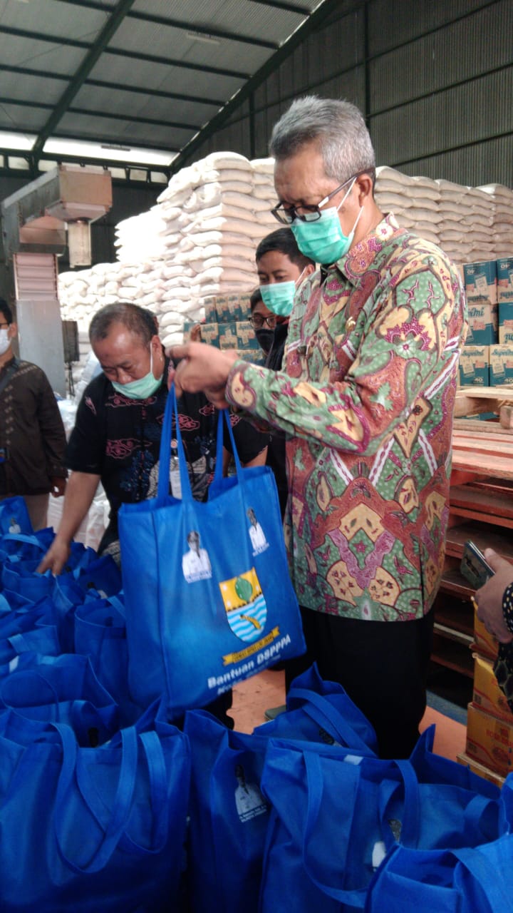 Program bantuan sosial bersumber dari berbagai pihak, baik dari pemerintah pusat, provinsi, pemerintah kota cirebon maupun stakeholders/csr. Pemerintah Daerah Kota Cirebon Pemda Kota Cirebon Kembali Salurkan Bansos Untuk Keluarga Terdampak Covid 19
