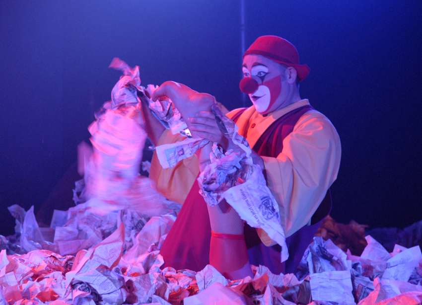 Novo (2007) Cirque Bouffon