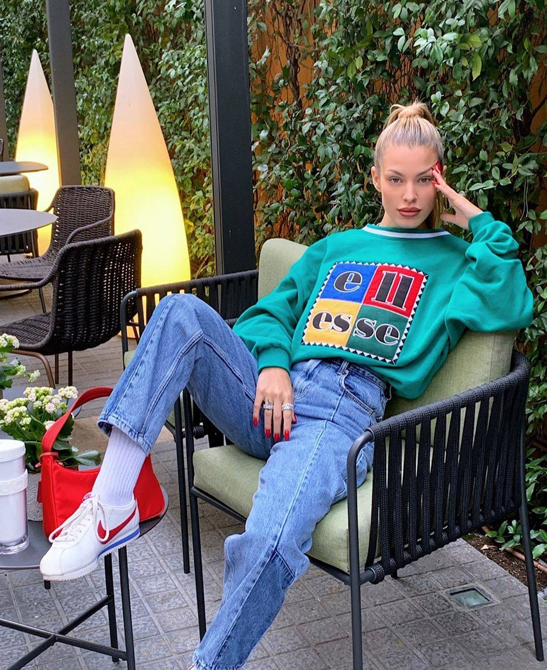 10 looks con zapatillas que hemos visto en las influencers y quedan