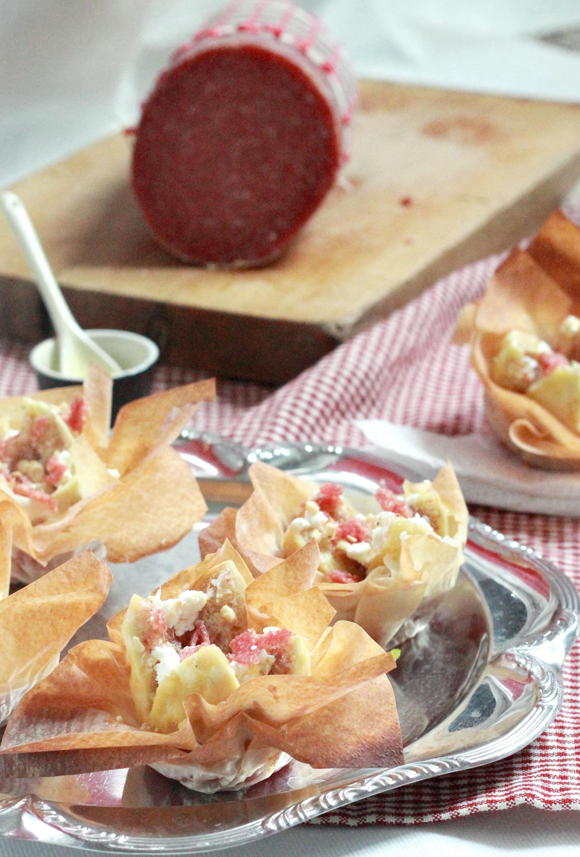 Cestini salame ungherese e pasta fillo con cuore di fichi