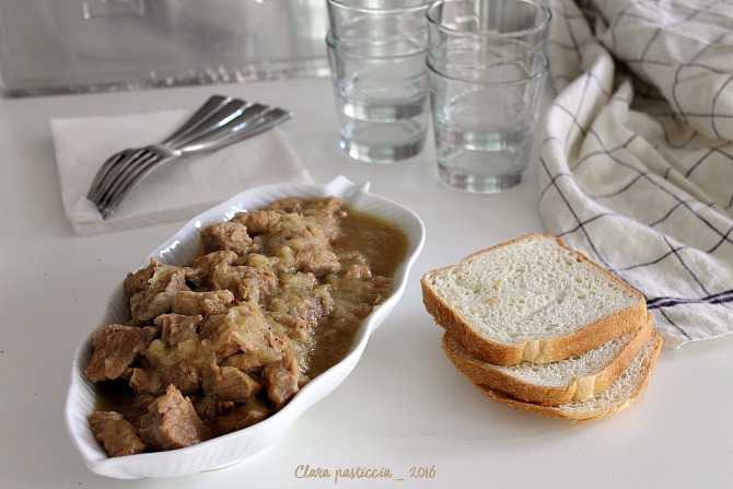 Spezzatino di Vitello e Cipolle (in pentola a pressione) Clara pasticcia