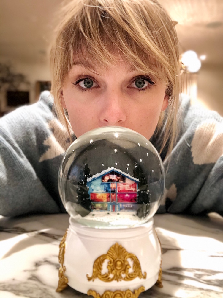 Taylor Swift Releases Festive Single 'Christmas Tree Farm' News