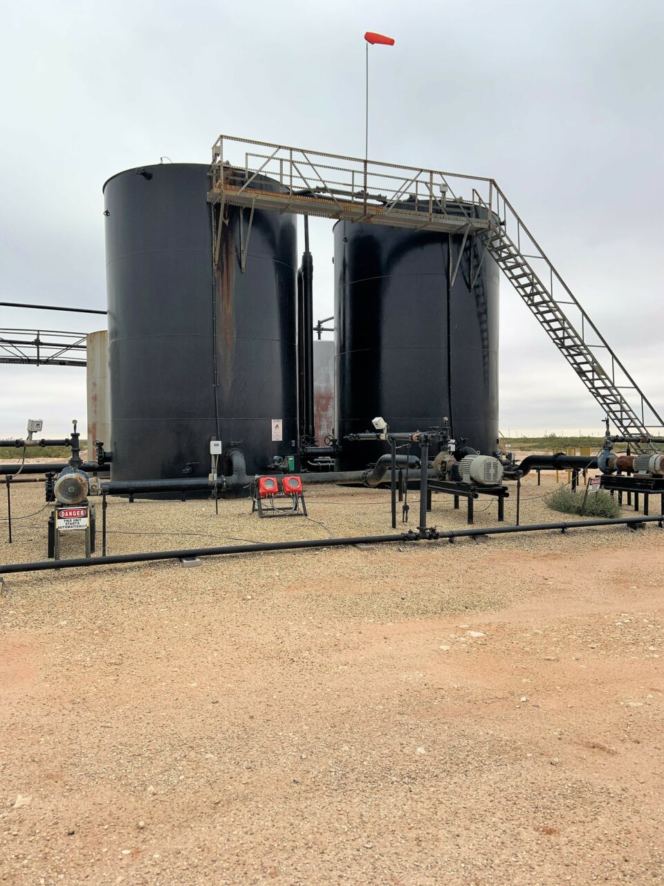 Water injection well and horizontal pumps protected from calcite in the