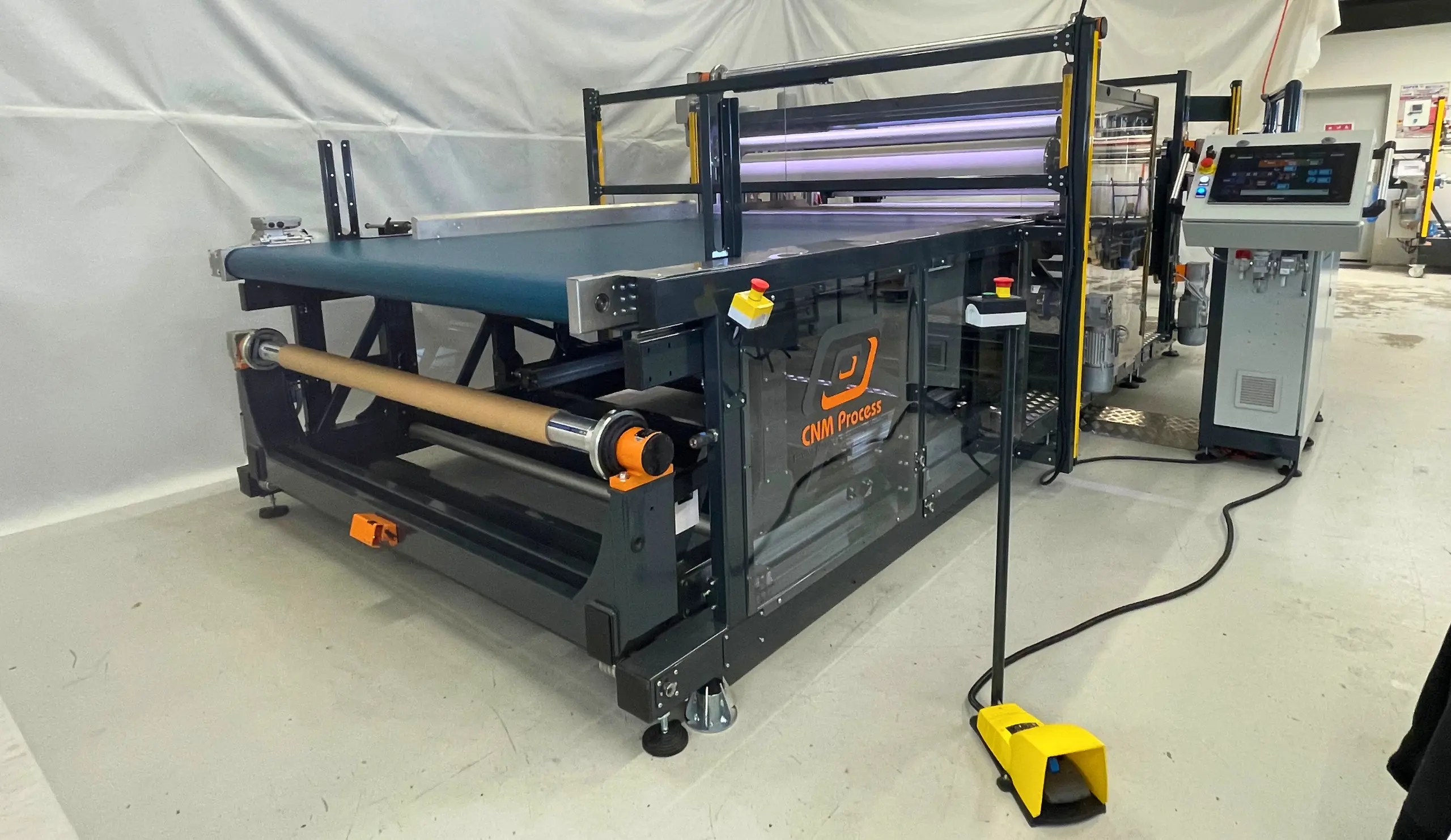 Ligne automatique pour la lamination d'adhésifs et la refente de