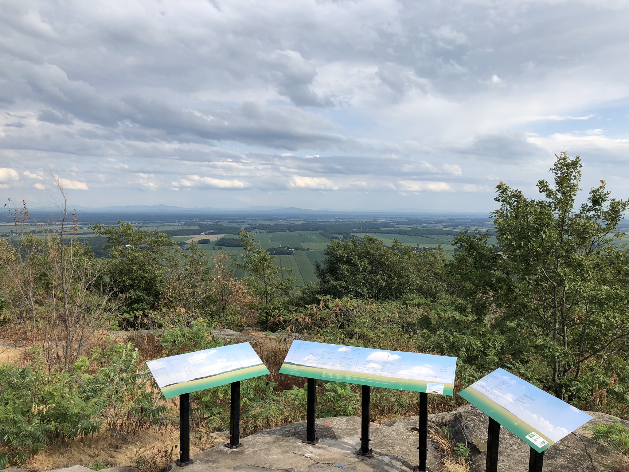 Mont SaintGrégoire, randonnée autour de Montréal C'est Notre Monde.