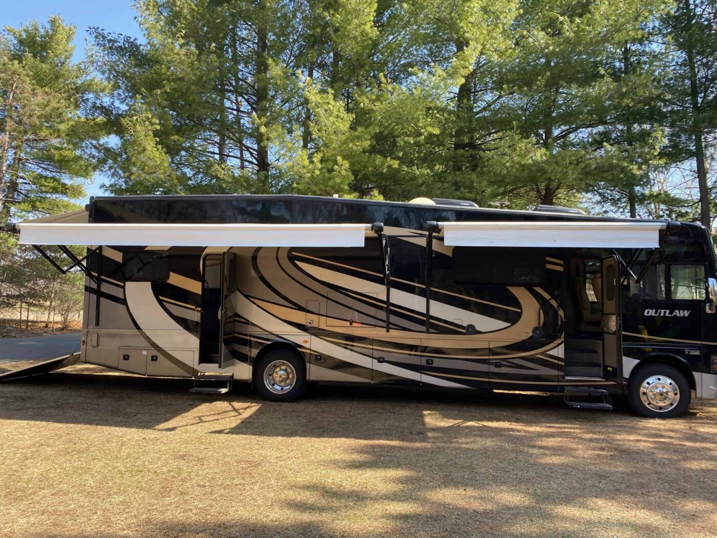 2018 39FT Outlaw 37BG For Sale in EAU CLAIRE Coach Viewer