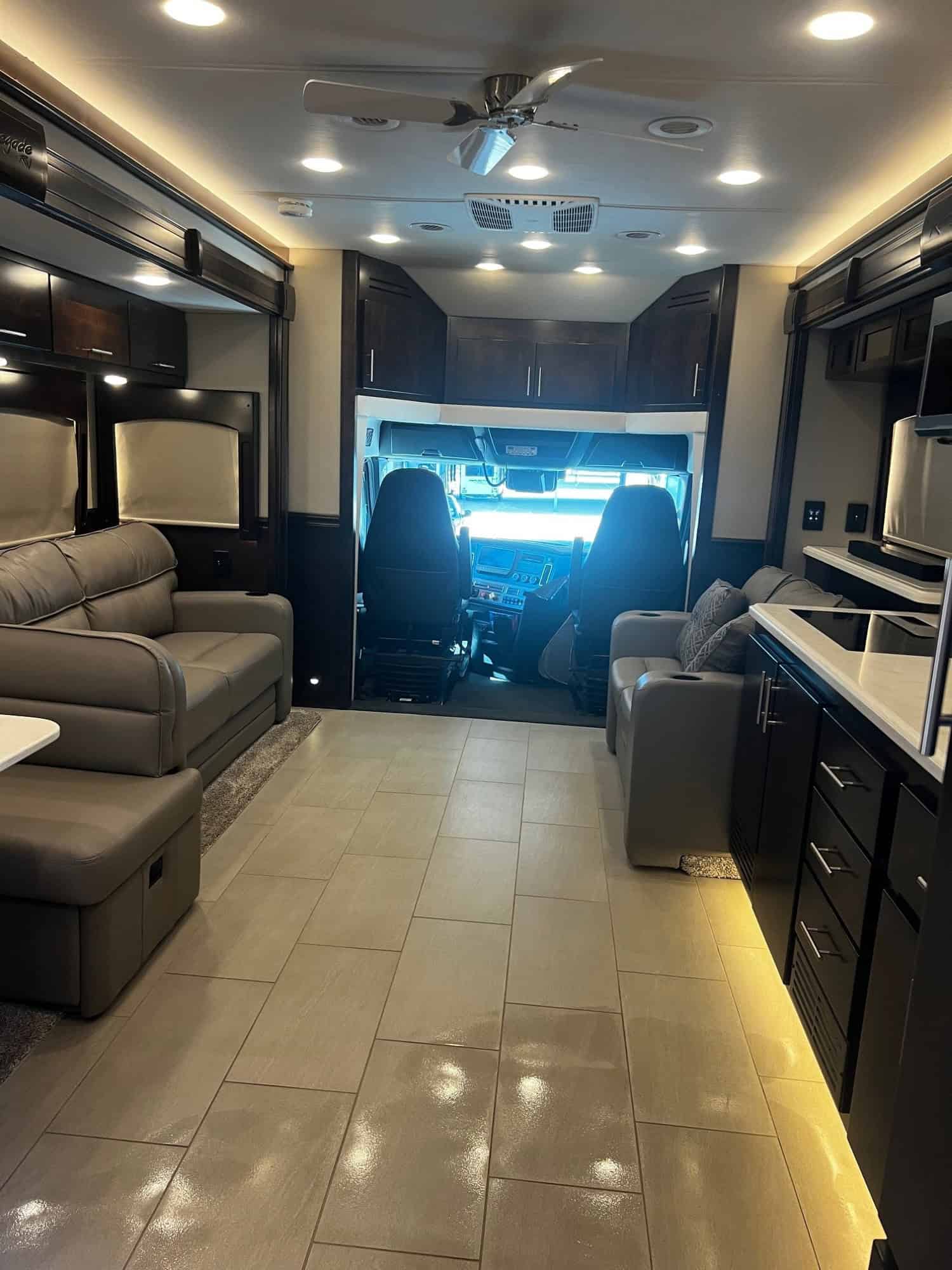 2023 45' Renegade Classic 45CMR For Sale In Tucson, Arizona Coach Viewer