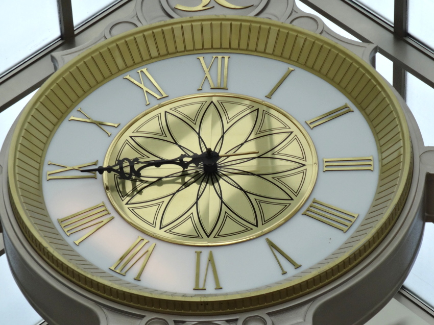 King Of Prussia Mall Indoor Clock. New clock hand Movements. New LED