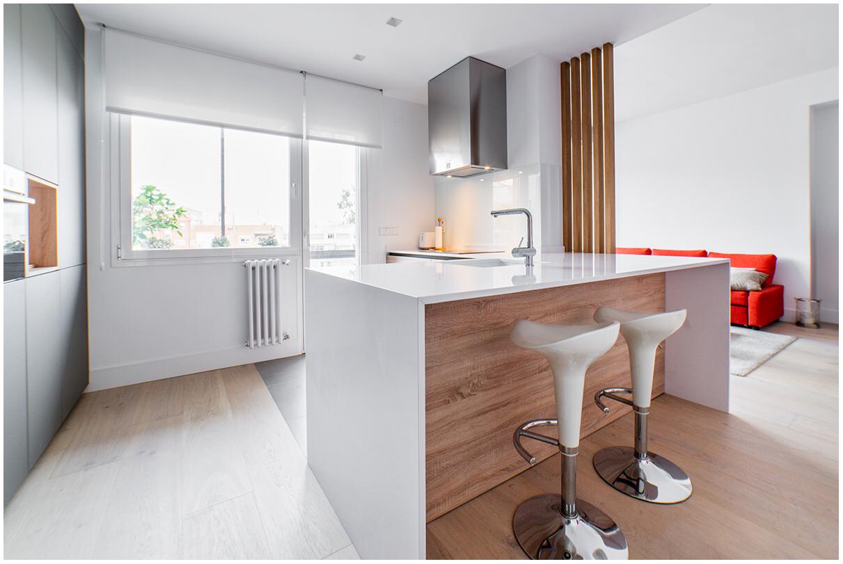 Web  cocinas pequeñas con barra americana ☝ cocinas pequeñas con barra americana 2021pequeña cocina blanca con dos taburetes tolix colocados sobre suelo. Web  cocinas con barra. Cocinas americanas modernas y barras de cocina. Modelos, ideas y fotos