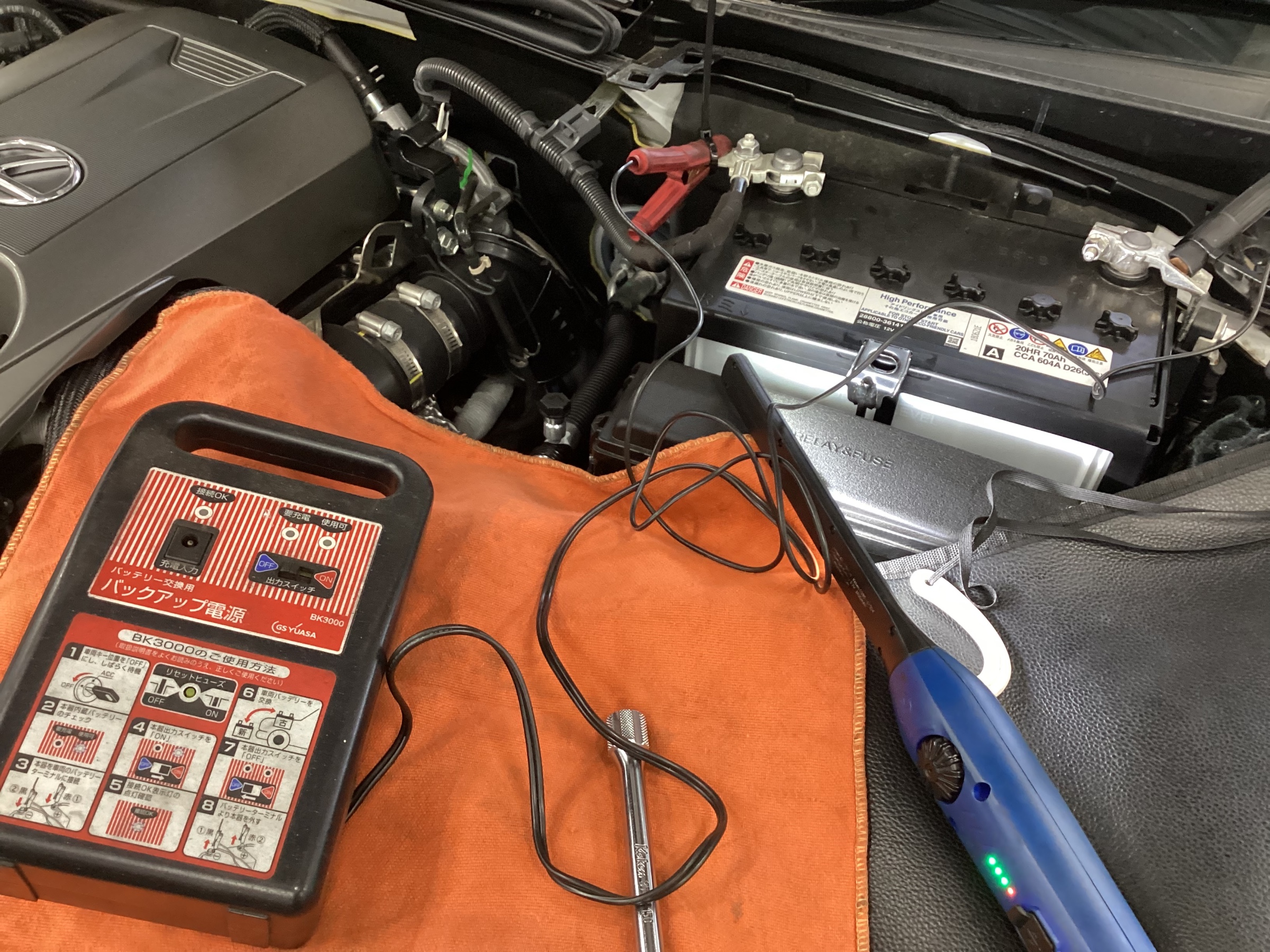 レクサスIS300 バッテリー交換 取り付け事例 コクピット21世田谷 お店の取付加工事例紹介