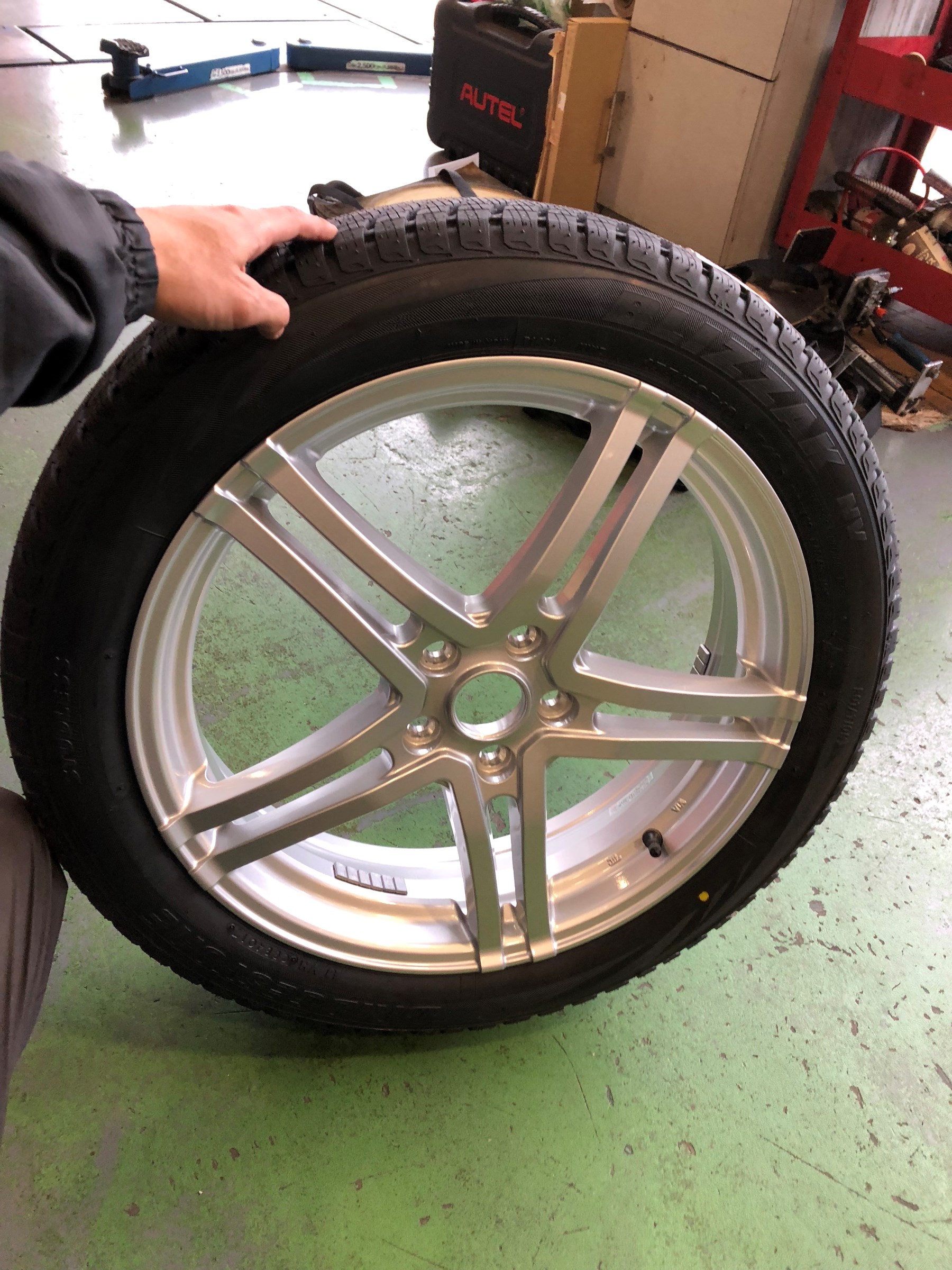 BMW i3 スタッドレスタイヤ･ホイールセット装着 BMW スタッフ日記 コクピット21世田谷 車のカスタマイズにかかわる