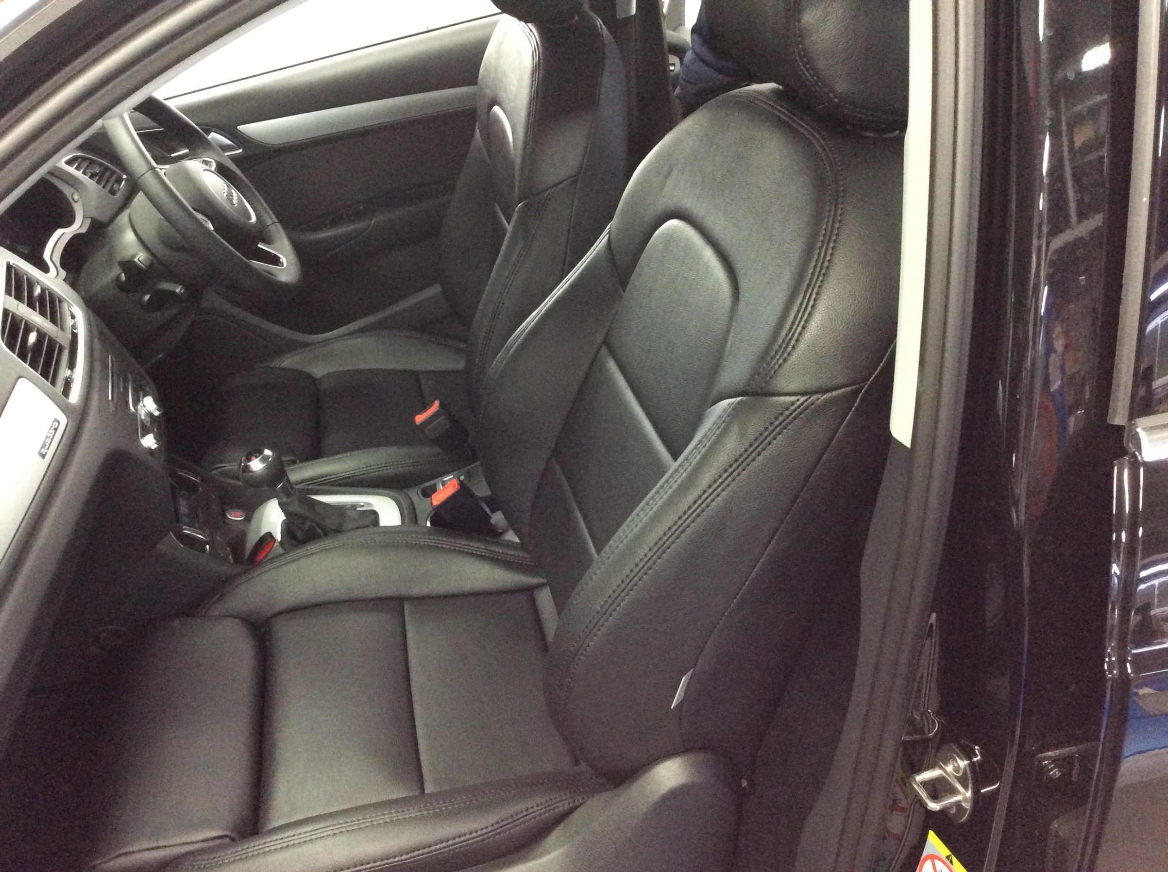 アウディQ3に『 Dotty 』シートカバー装着！ アウディ Q3 インテリア インテリア > ステアリング/シート交換 スタッフ日記