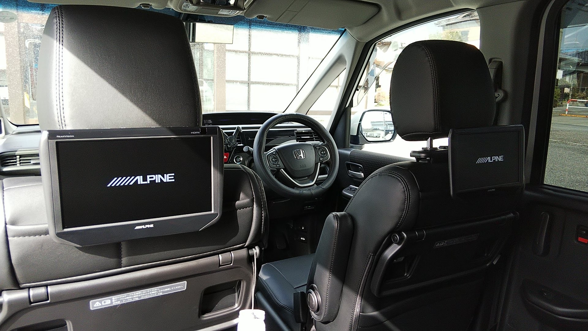 後席モニターも多様化しました。 ホンダ ステップワゴン AV・カーナビ・ドライブレコーダー・ETC AV・カーナビ・ドライブレコーダー