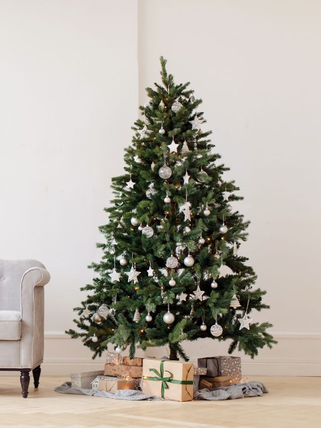 How to Decorate a Christmas Tree CodeAvail