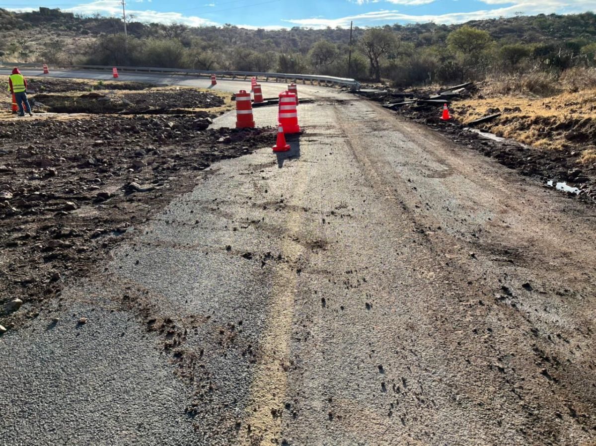 Nueva fuga del Realito provoca falta de agua y daño a carretera