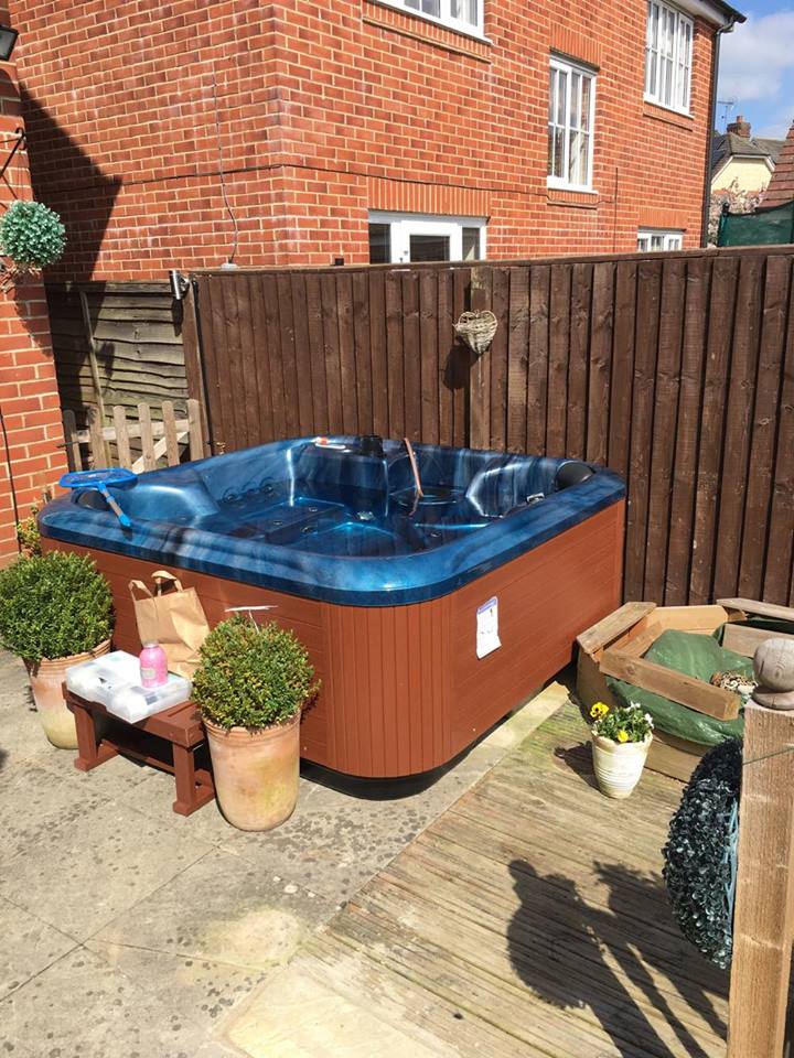 Tennessee 5 Seat Hot Tub delivered Trowridge 12th April 2017