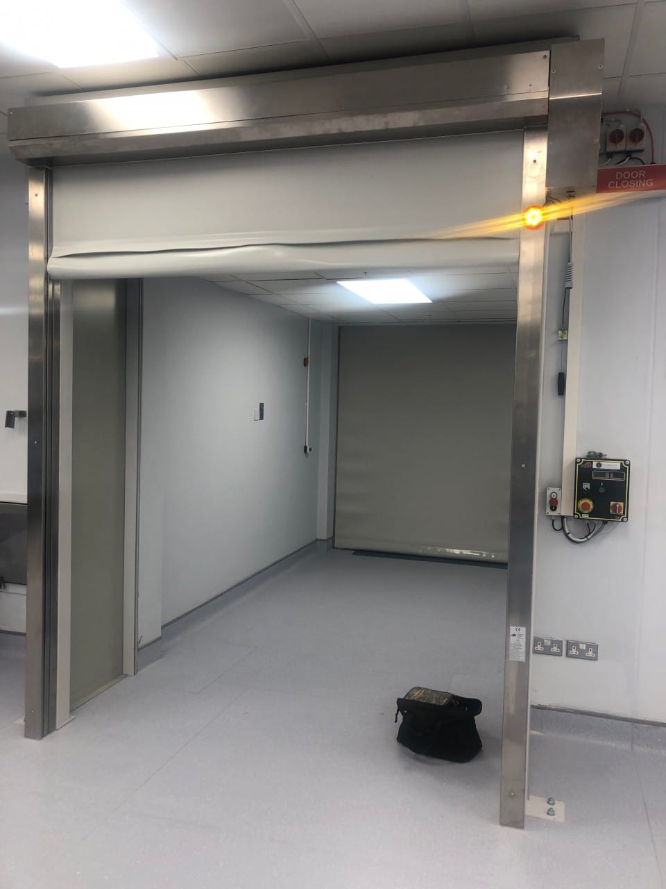 Airlock Installation in a Medical Device Production Facility Comech