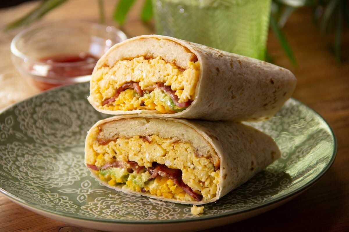 Receta de burrito de huevo, hash brown y tocino Comedera Recetas