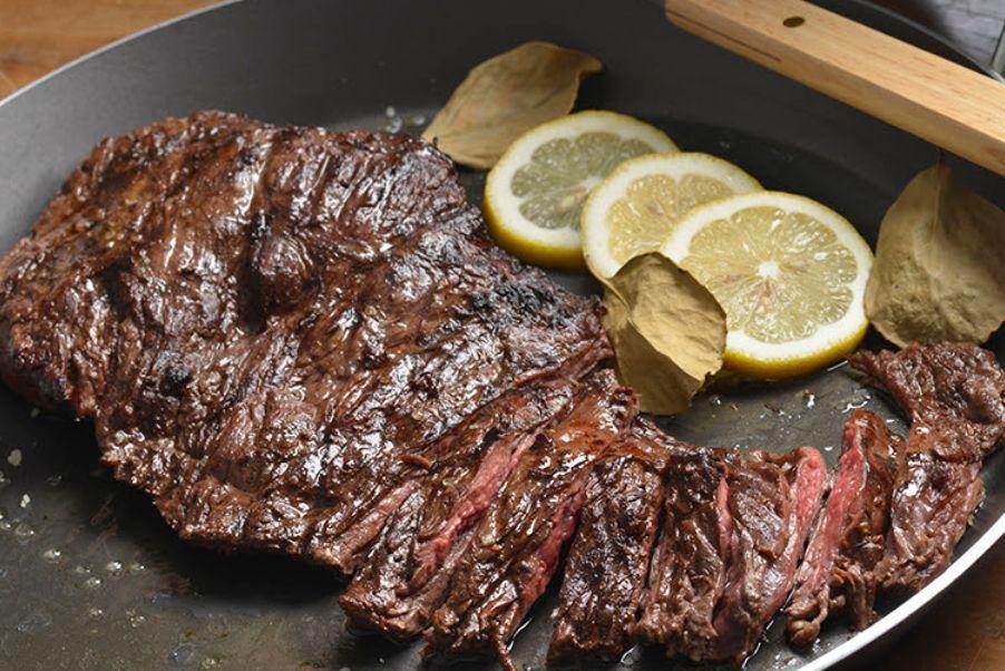 Receita de Fraldinha na brasa com sal grosso, louro e pimentadoreino