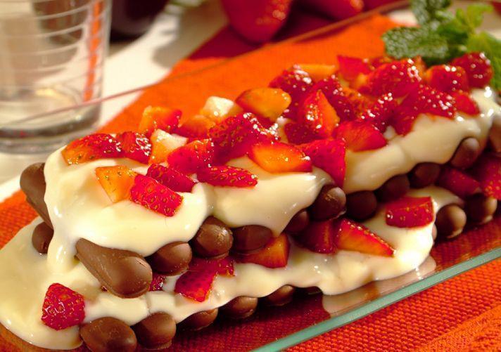 Receita de Pavê de morango com palitos de chocolate Comida e Receitas