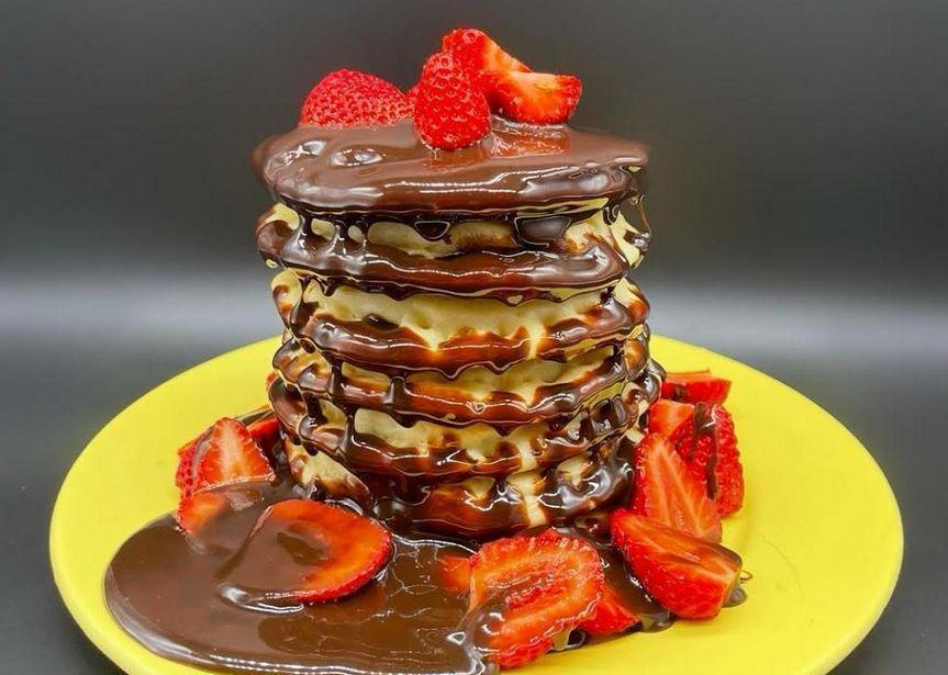 Receita de Panqueca americana com calda de chocolate e morango Comida