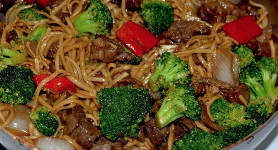 Cómo hacer comida china con carne de pollo, brócoli y espagueti