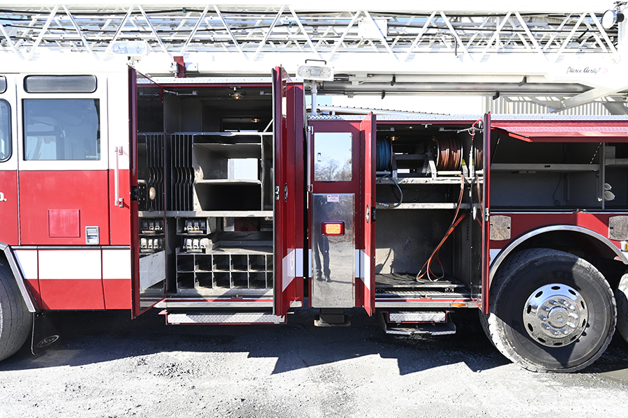 sold sold sold sold 2002 PIERCE 105' AERIAL LADDER - Command Fire Apparatus