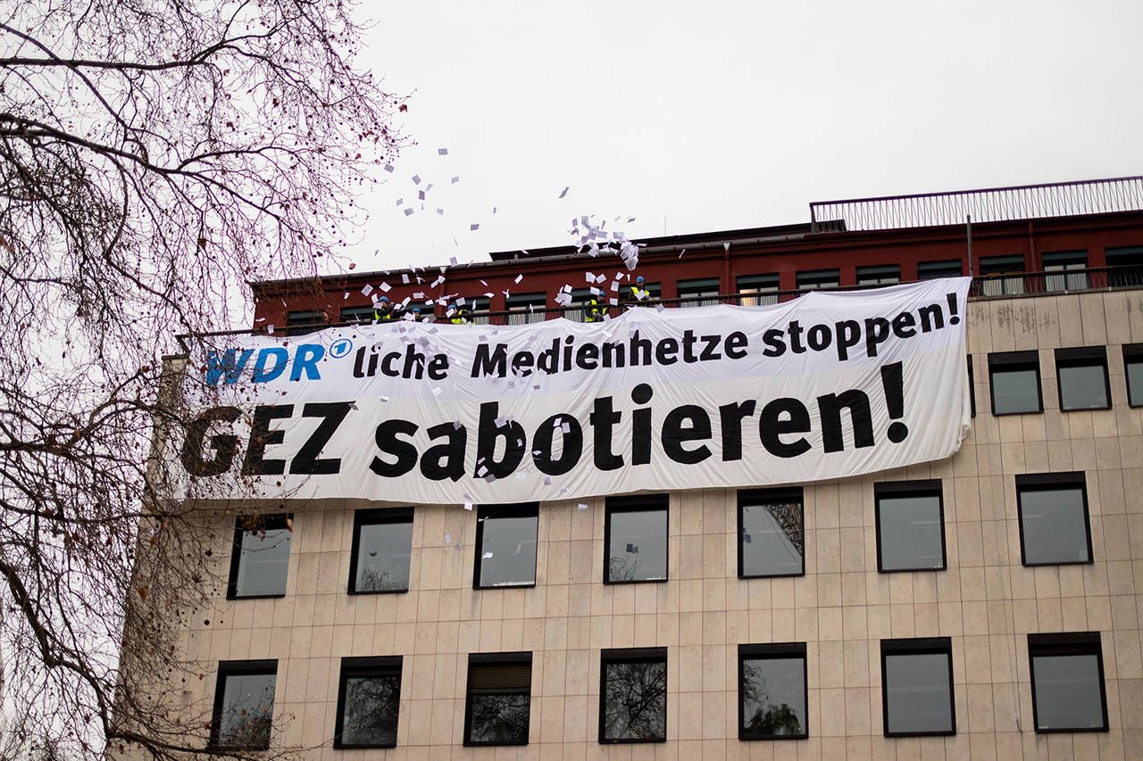 Aufstand gegen den Staatsfunk Identitäre klettern auf WDRZentrale in